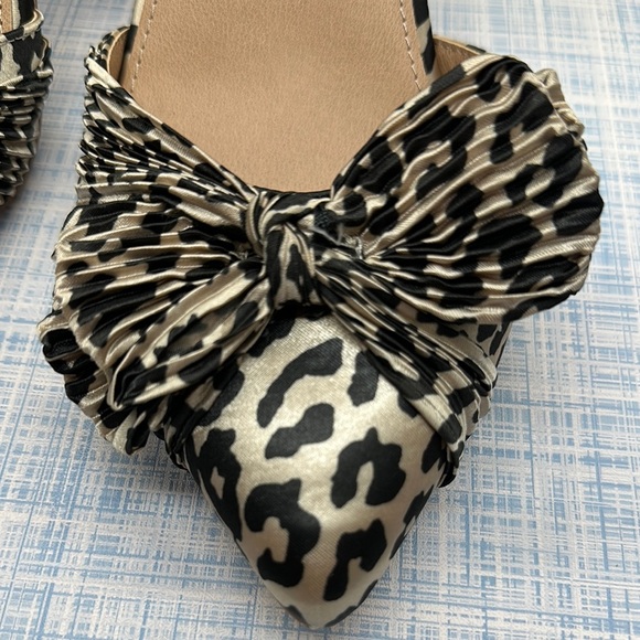 Torrid Women's Leopard Print Heels Bow accent EXTRA WIDE 9WW shoes - Picture 6 of 7